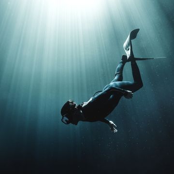 een duiker onder water