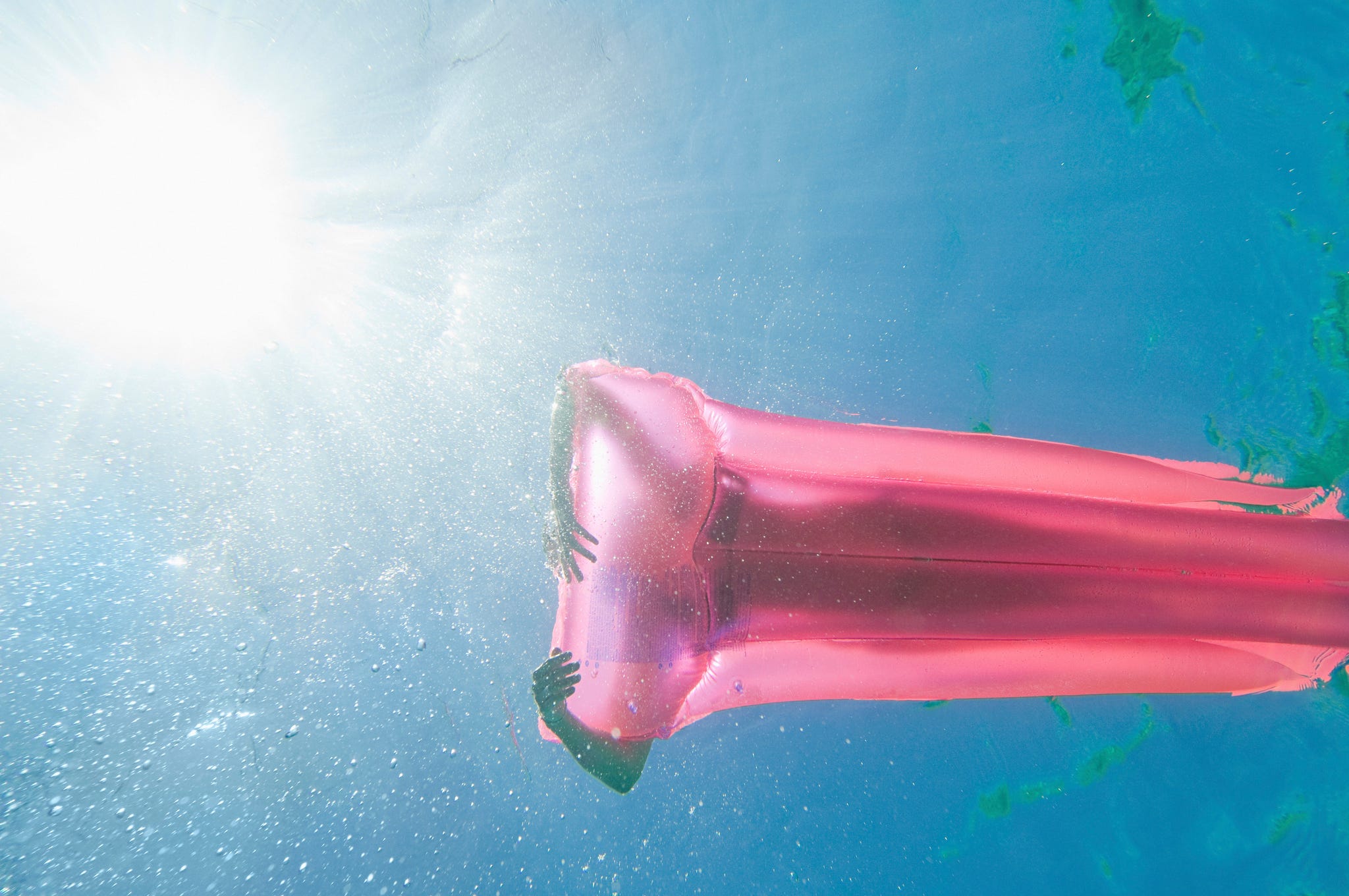 Il materassino per il mare con lo spazio per il seno