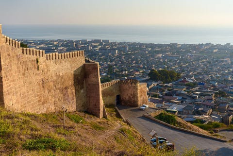 Derbent Hoog op een berghelling kijkt de citadel van Derbent uit over de Kaspische Zee De citadel en oude stad hebben tussen de vijfde eeuw en de moderne tijd talloze wereldrijken zien opkomen en ondergaan van de Arabieren en Seltsjoeken tot de Mongolen Timoeriden en Safawieden en uiteindelijk het Russische Rijk