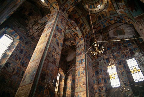 Yaroslavl Jaroslavl dateert uit de tiende eeuw maar werd eind achttiende eeuw in het kader van een ambitieus stedenbouwproject van keizerin Catharina de Grote herbouwd als een model van neoclassicistische stadsplanning De stad staat ook bekend om zijn zestiende en zeventiendeeeuwse kerken waaronder de Epifaniekerk van rode baksteen