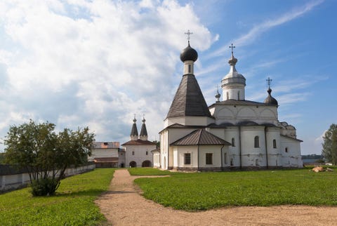 Ensemble of Ferapontov Monastery Op een heuveltje in het noordwesten van Rusland staat het van buiten streng ogende Kloostercomplex van Ferapontov dat sinds zijn bouw in de veertiende eeuw een belangrijk religieus machtscentrum is geweest en een sleutelrol in de Russische geschiedenis heeft gespeeld Hier werd de autoriteit van Ivan III als eerste tsaar aller Russen erkend en leefde patriarch Nikon van Moskou in ballingschap