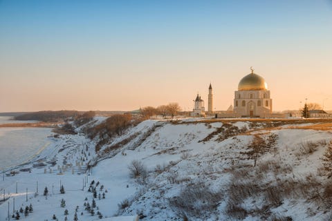 Bolgar De middeleeuwse nederzetting Boelgar aan de oever van de rivier de Wolga was ooit de hoofdstad van het Mongoolse kanaat van de Gouden Horde Resten van een moskee het paleis en het mausoleum van de Khan getuigen van het moslimverleden van de stad De plek wordt door de islamitische Tataren nog altijd als een gewijde plek beschouwd