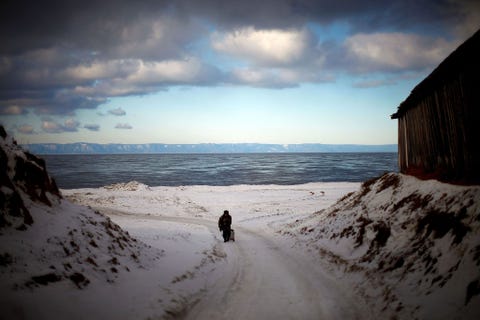 Lake Baikal Het 1642 meter diepe Bajkalmeer in het zuiden van Siberi werd 25 miljoen jaar geleden gevormd en is daarmee het oudste en diepste zoetwatermeer ter wereld Dit kostbare reservoir bevat twintig procent van de wereldreserves aan onbevroren zoetwater