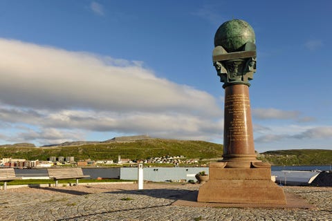 Struve Geodetic Arc Een markeringsteken op het eiland Hogland in het uiterste oosten van de Oostzee vormde een van de punten op de Geodetische Boog van Srtuve een ambitieuze graadmeting waarmee de precieze vorm en grootte van de aarde moest worden bepaald Tussen 1816 en 1855 stelden wetenschappers in tien landen over een totale afstand van ruim 2800 kilometer markeringspunten vast om de omtrek van de aarde te meten