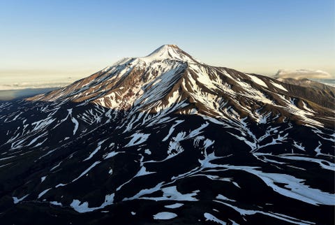Volcanoes of Kamchata Het schiereiland Kamtsjatka is een van de weinig plekken op aarde wereld waar actieve vulkanen en gletsjers naast elkaar voorkomen De vulkanen van Kamtsjatka vormen dan ook een uniek en spectaculair landschap waarin je zeeotters bruine beren adelaars en s werelds grootste variteit aan zalmachtigen aantreft
