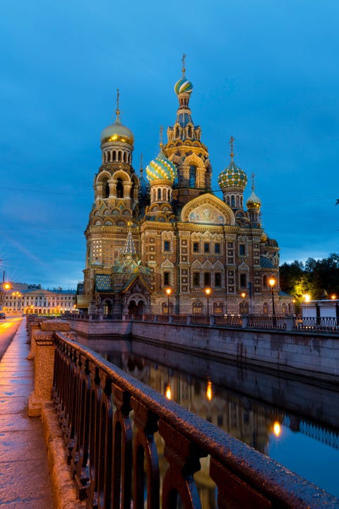 St. Petersburg Ondanks zijn relatief korte bestaan kan SintPetersburg zich op een rijk verleden en een schat aan architectonische meesterwerken beroepen De stad werd begin achttiende eeuw onder tsaar Peter de Grote gebouwd en werd al snel het Veneti van het Noorden genoemd Zijn beroemde paleizen kathedralen en residenties getuigen van een mix van barokke en neoclassicistische bouwstijlen Afgezien van zijn architectonische pracht speelde SintPetersburg dat in de Sovjettijd Leningrad heette een sleutelrol in de Russische geschiedenis van de Revolutie van 1917 tot het Beleg van Leningrad toen de stad van 1941 tot 1944 was omsingeld door Duitse troepen