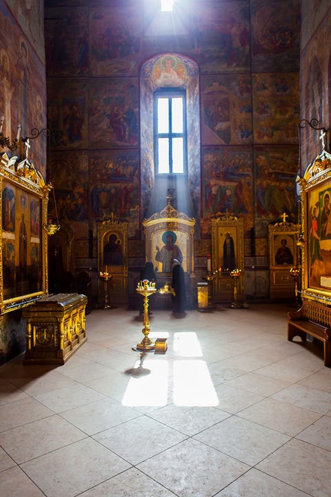 Trinity Lavra of St. Sergius Het kloostercomplex TroitseSergjeva Lavra in Sergjev Posad ten noordoosten van Moskou wordt ook wel de parel van de Russische kloosterarchitectuur genoemd en is ook nu nog een centrum van de Russischorthodoxe kerk Het volledig functionerende klooster is een schoolvoorbeeld van religieuze en militaire bouwkunst sinds de veertiende eeuw