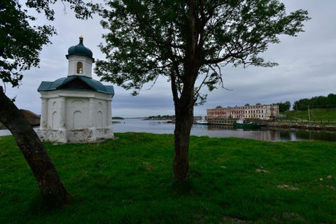 Solovetsky Islands Door hun afgelegen locatie en meedogenloze klimaat vormden de Solovetskieilanden in het westen van de Witte Zee in de loop der eeuwen een ideale plek voor kloosternederzettingen ballingsoorden en in de Sovjettijd gevangenkampen