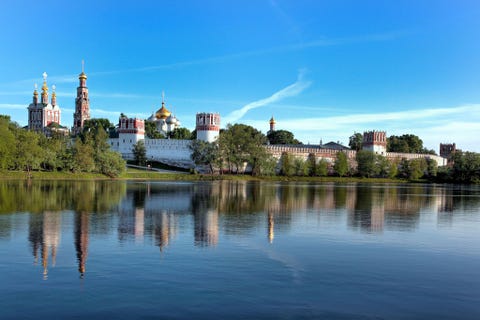 Novodevichy Convent Aan de oever van de rivier de Moskva is het Novodevitsjiklooster een sierlijk voorbeeld van Russische barok en de plek waar ooit vrouwen uit de adel waaronder ook leden van de tsarenfamilie zich uit het openbare leven terugtrokken Op de begraafplaats van het klooster liggen enkele leden van het Russische tsarenhuis