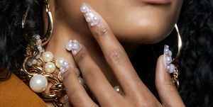 unghie perla estate 2022 novità nailart ricostruzione foto nuove idee opal nails come fare replicare colori opalescenti