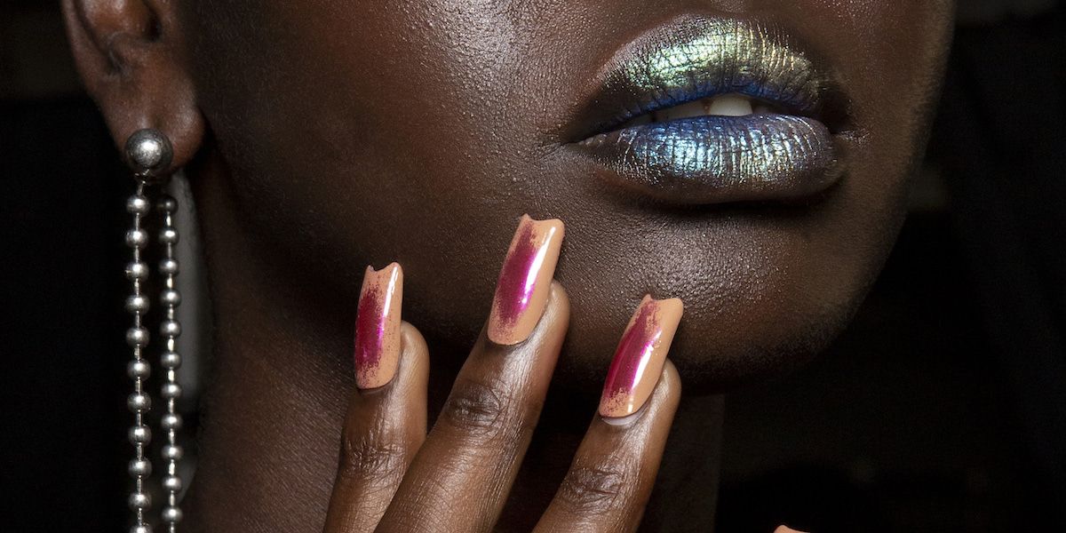 La manicure del mese: a marzo le unghie naked si vestono di glitter