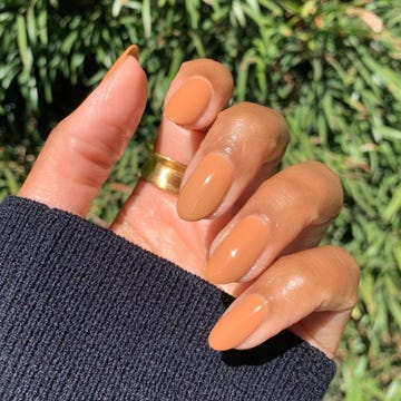 Colori unghie manicure autunno 2024: smalto nero su mani e piedi