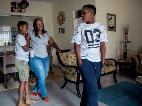 De Rwandese maatschappij verwacht dat werkende vrouwen ook nog het overgrote deel van het huishouden doen zegt Redempter Batete Zij voedt twee zonen op Aaron links en Abel en werkt als genderkwestiesexpert voor Unicef