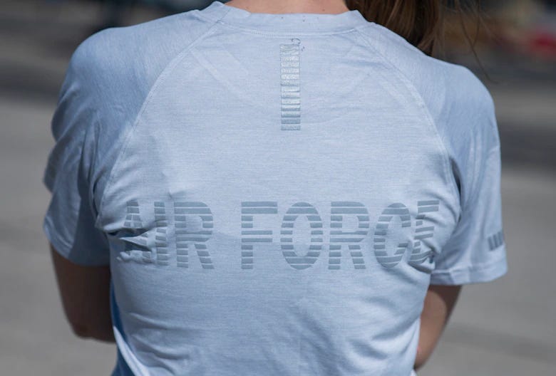 el nuevo uniforme deportivo de las fuerzas aéreas de estados unidos