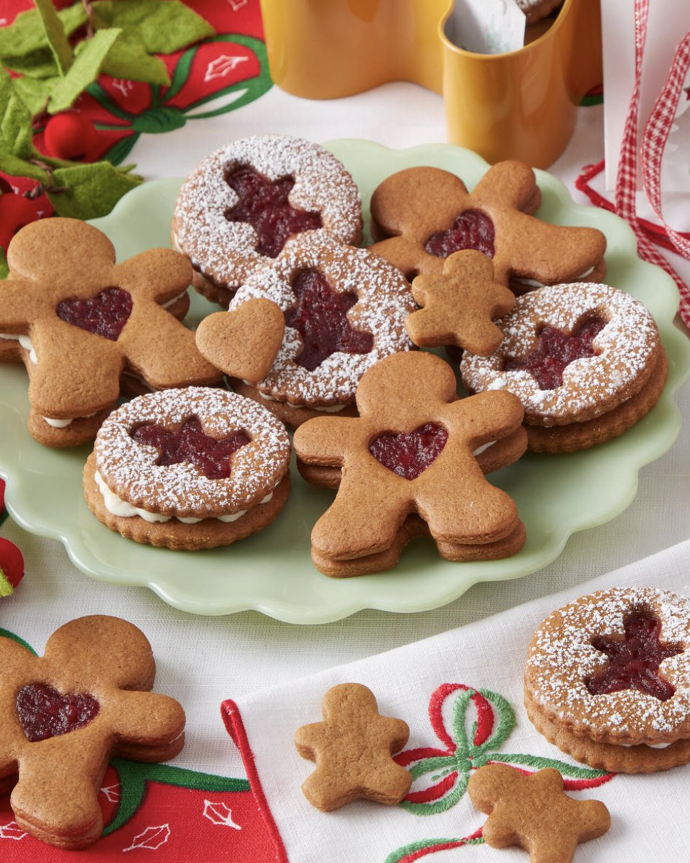 https://hips.hearstapps.com/hmg-prod/images/unique-christmas-cookies-gingerbread-cookie-sandwiches-6573335350359.png?crop=0.7999999999999999xw:1xh;center,top&resize=980:*
