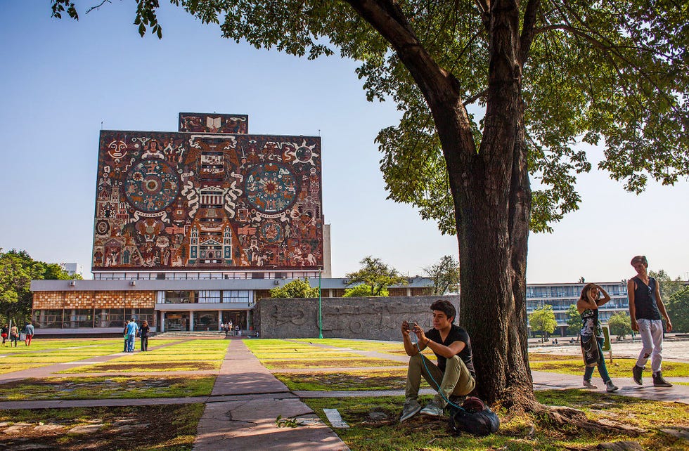De muurschildering Representacin histrica de la cultura Historische verbeelding der cultuur van Juan OGorman op de faade van de Biblioteca Central op de campus van de Universidad Nacional Autnoma de Mxico UNAM in MexicoStad De campus staat op de Werelderfgoedlijst van de UNESCO