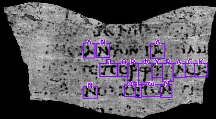 de griekse karakters die het woord paars spellen op de geanalyseerde boekrol van herculaneum