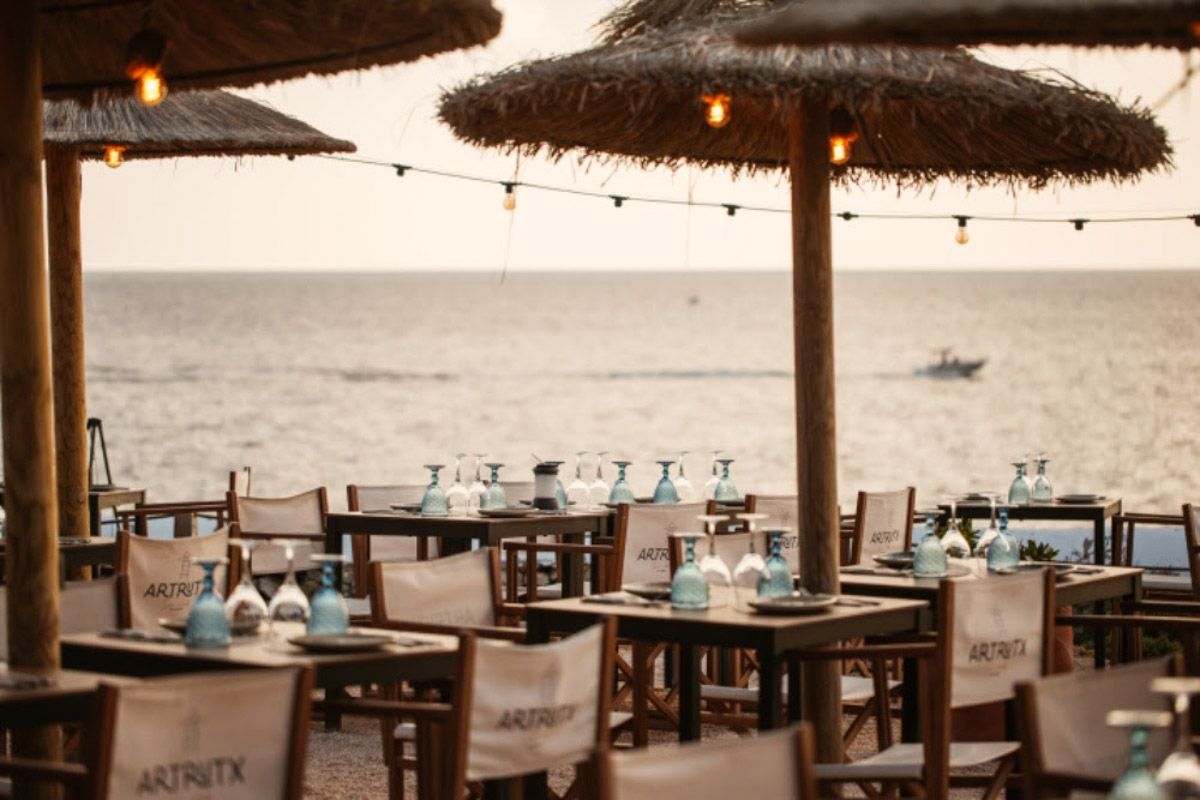 El restaurante en Menorca donde comer bien con la mejor puesta de sol de la  isla