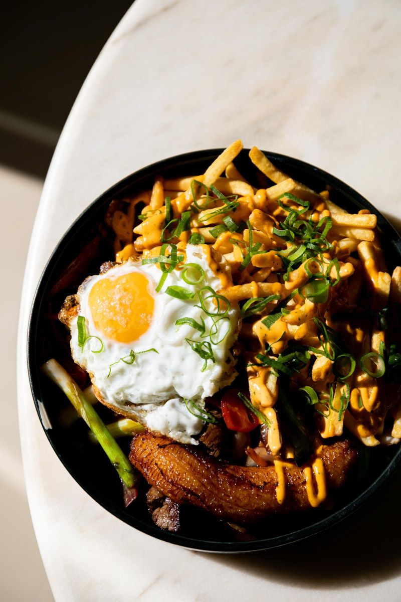 bowl de comida con huevo y patatas de brunch llama inn