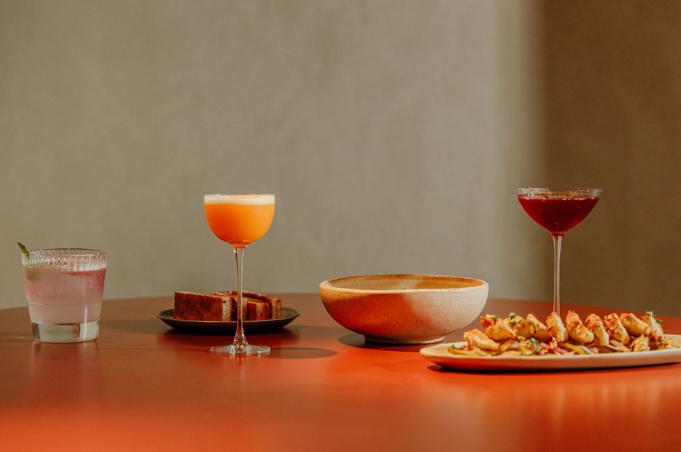 tres copas de cóctel junto a platos de persimmons