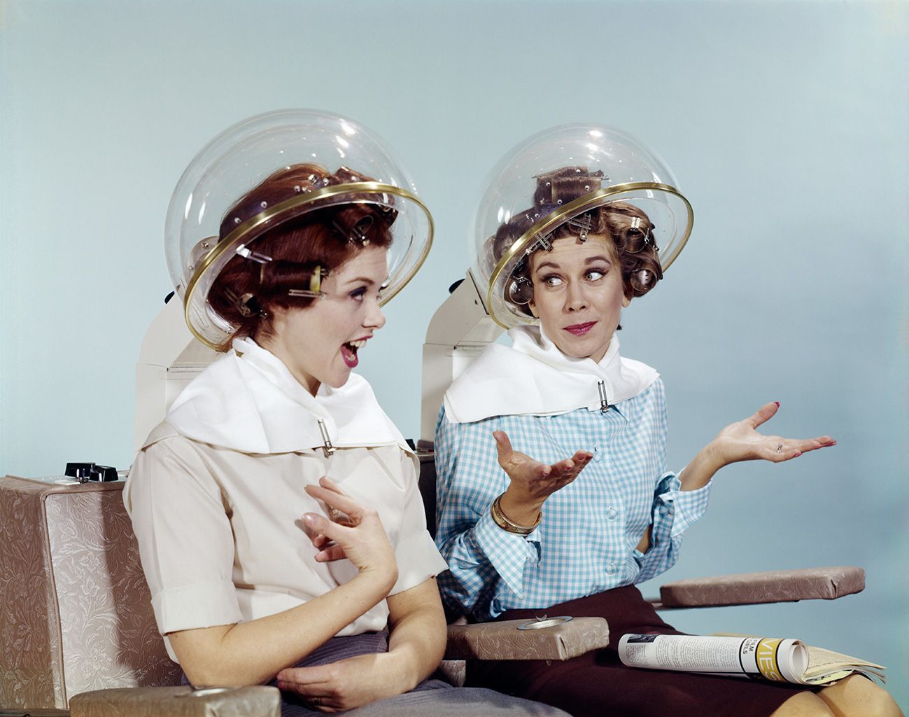 Mujeres en un secador de pelo. Foto vintage.