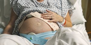 embarazada en monitores en el hospital