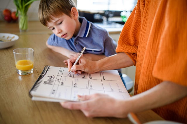 madre con hijo planificando calendario