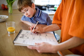 madre con hijo organizando horario y actividades