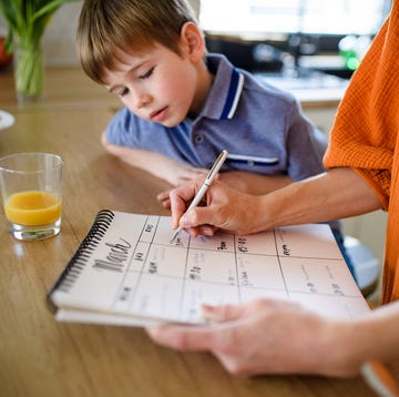 madre con hijo organizando horario madre con hijo organizando horario y actividades