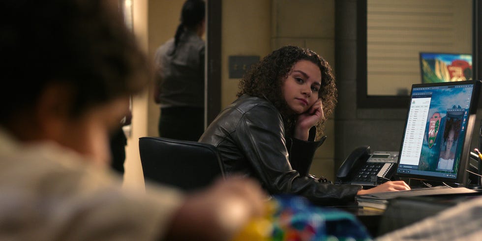 Lily Santiago als Naya