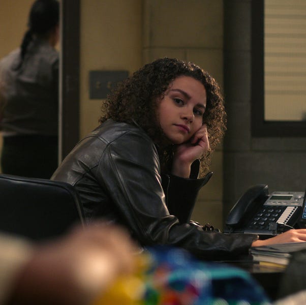 Lily Santiago als Naya