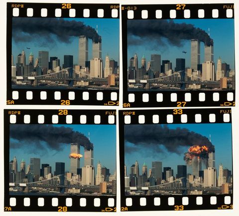 Het begin van de 21e eeuw stond in het teken van de terroristische aanslagen op 11 september 2001 FotograafRobert Clarklegde het moment vast dat het tweede vliegtuig in het World Trade Center in New York vloog Het werd steeds voller op het dak van mijn appartementencomplex Mensen waren aan het huilen ze omhelsden elkaar of stonden ongelovig voor zich uit te kijken vertelde Clark later De eerste gedachte die tot me doordrong was dat ik de wereld voor mijn ogen zag veranderen