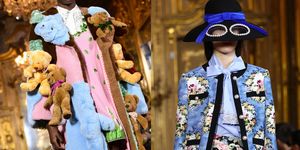 【米蘭時裝週】這件大衣上爬了10幾隻泰迪熊！VIVETTA 的設計根本洋娃娃的衣櫥啊！
