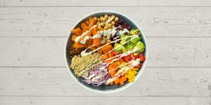 groentebowl met eiwitten, quinoa, zoete aardappel, kikkererwten, linzen, kidneybonen, tomaat, maïs, ui, avocado, wortel