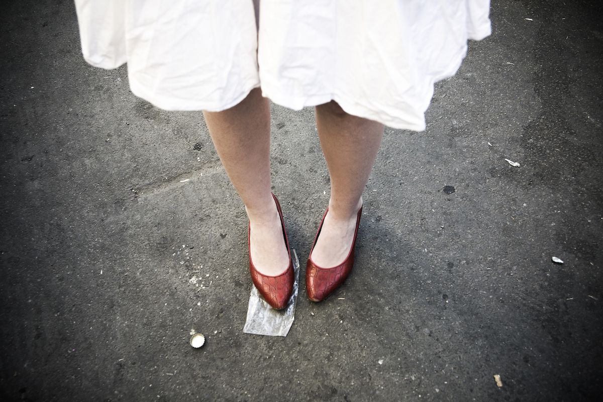la marcia degli uomini con le scarpe rosse contro la violenza di genere fa pensare