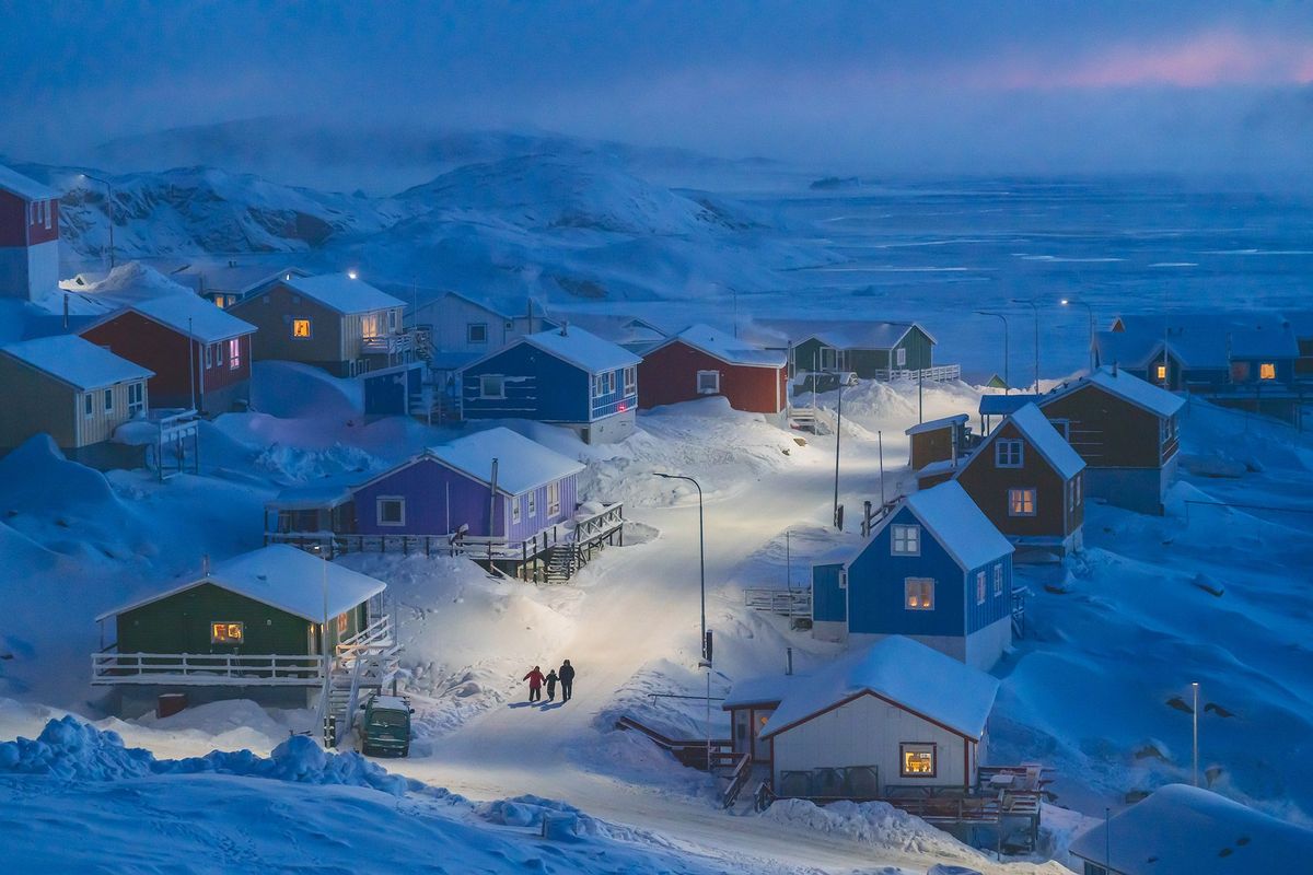 Upernavik is een vissersdorp op een eilandje voor de westkust van Groenland Traditioneel werden Groenlandse huizen in verschillende kleuren geschilderd om hun functie aan te geven van rood voor winkelpuien tot blauw voor vissershuizen  een handig onderscheid in een landschap dat onder een laag witte sneeuw ligt Deze foto werd bij de National Geographic 2019 Travel Photo Contest bekroond met de hoofdprijs