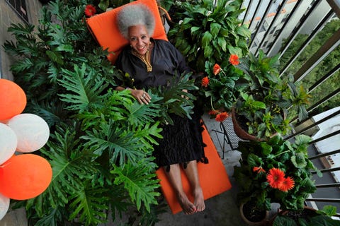Lola 72 zit vol positieve energie en laat haar groene vingers graag los op haar geliefde balkon