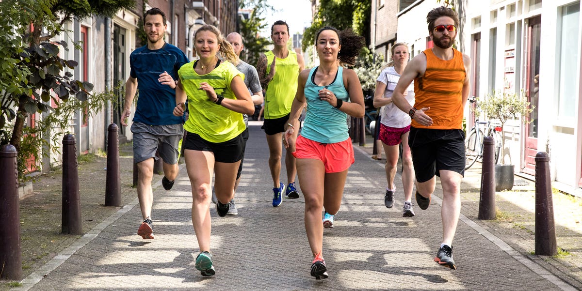 urban runners crew training in the city