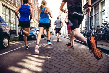 urban runners crew training in the city