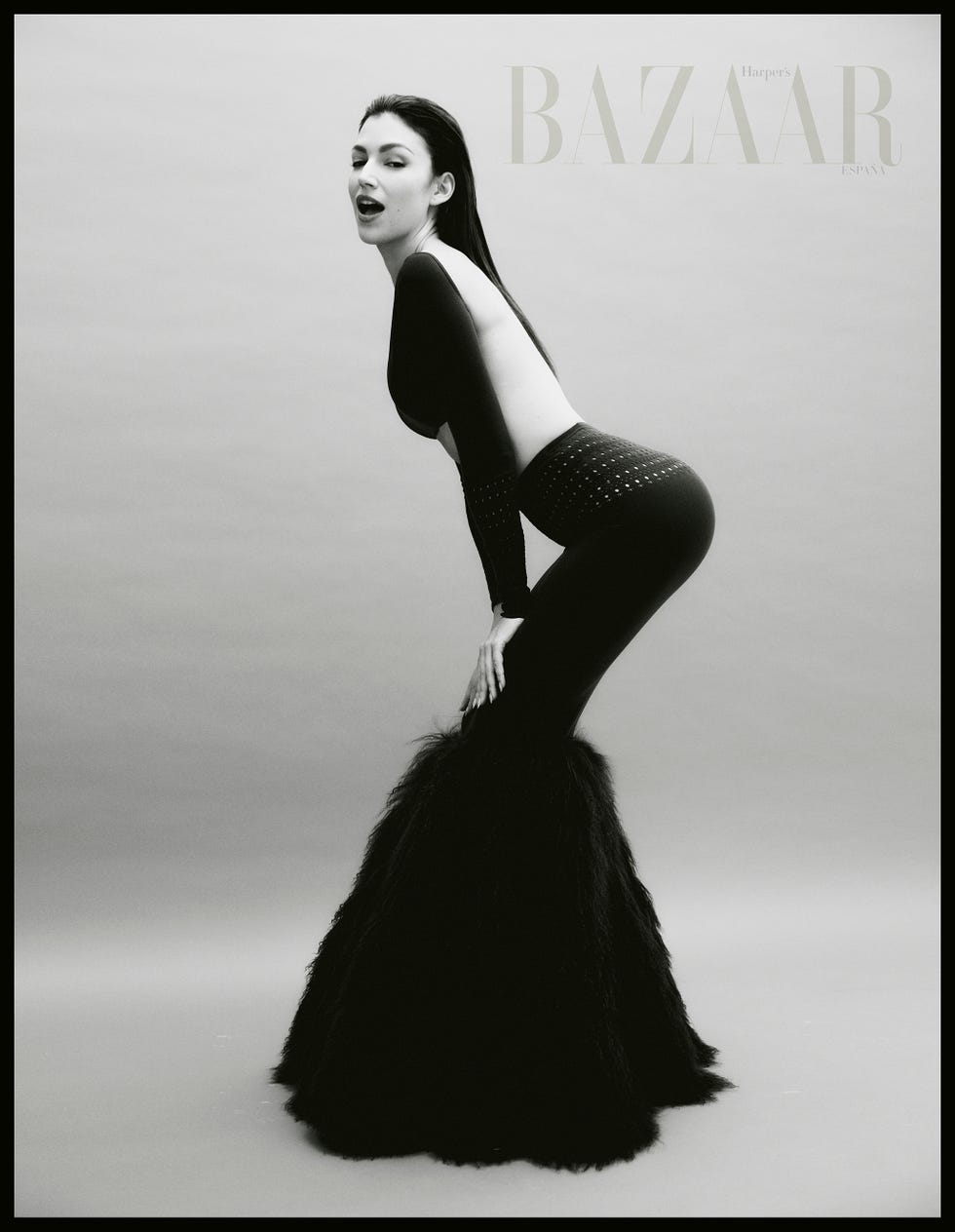 úrsula corberó, protagonista del número de febrero de harper's bazaar con un editorial de moda y una entrevista