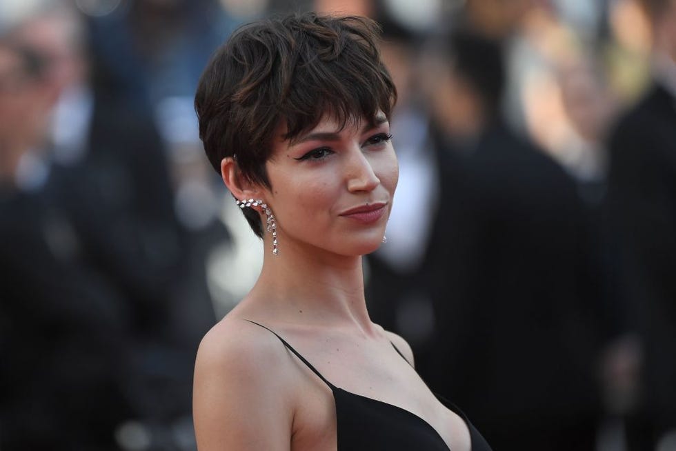 pixie ondulado pelo corto ondulado cara redonda