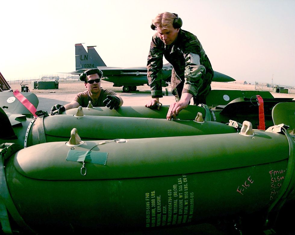 US Airforce Crew Prepare To Attach A Gbu 24 Laser Guided Bomb To An F 15 Eagle At Aviano Air Base I