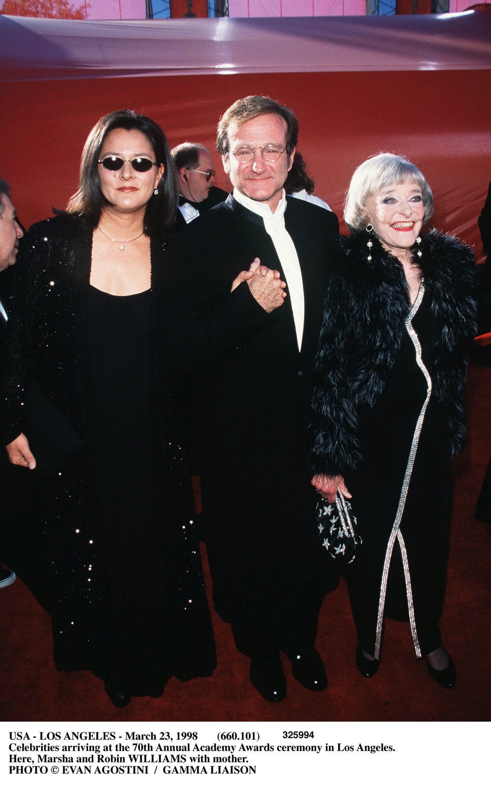 los angeles march 23 1998 660 101 celebrities arriving at the 70th annual academy awards