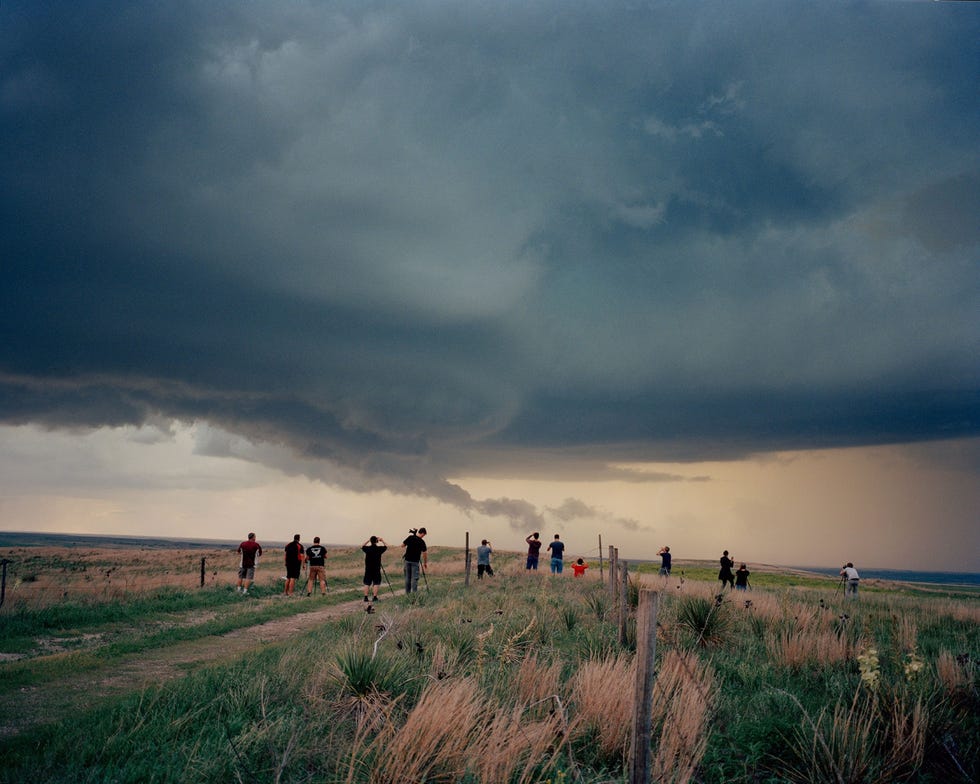Stormjagers zetten hun fotoapparatuur klaar op een heuvel in de buurt van Hays in de staat Kansas Deze liefhebbers doen mee aan een rondreis van twee weken onder leiding van gids en meteoroloog Charles Edwards niet op de foto die al meer dan twintig jaar groepsrondreizen organiseert