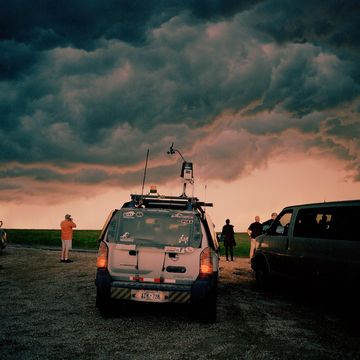 Een groep stormjagers kijkt toe hoe een onweersbui ontstaat bij een klein plaatsje in het midden van de staat Kansas Dergelijke dreigende wolkenluchten lokken elk jaar weer liefhebbers van extreem weer naar de Great Plains maar door de veranderende weerspatronen komt Tornado Alley mogelijk zuidelijker te liggen