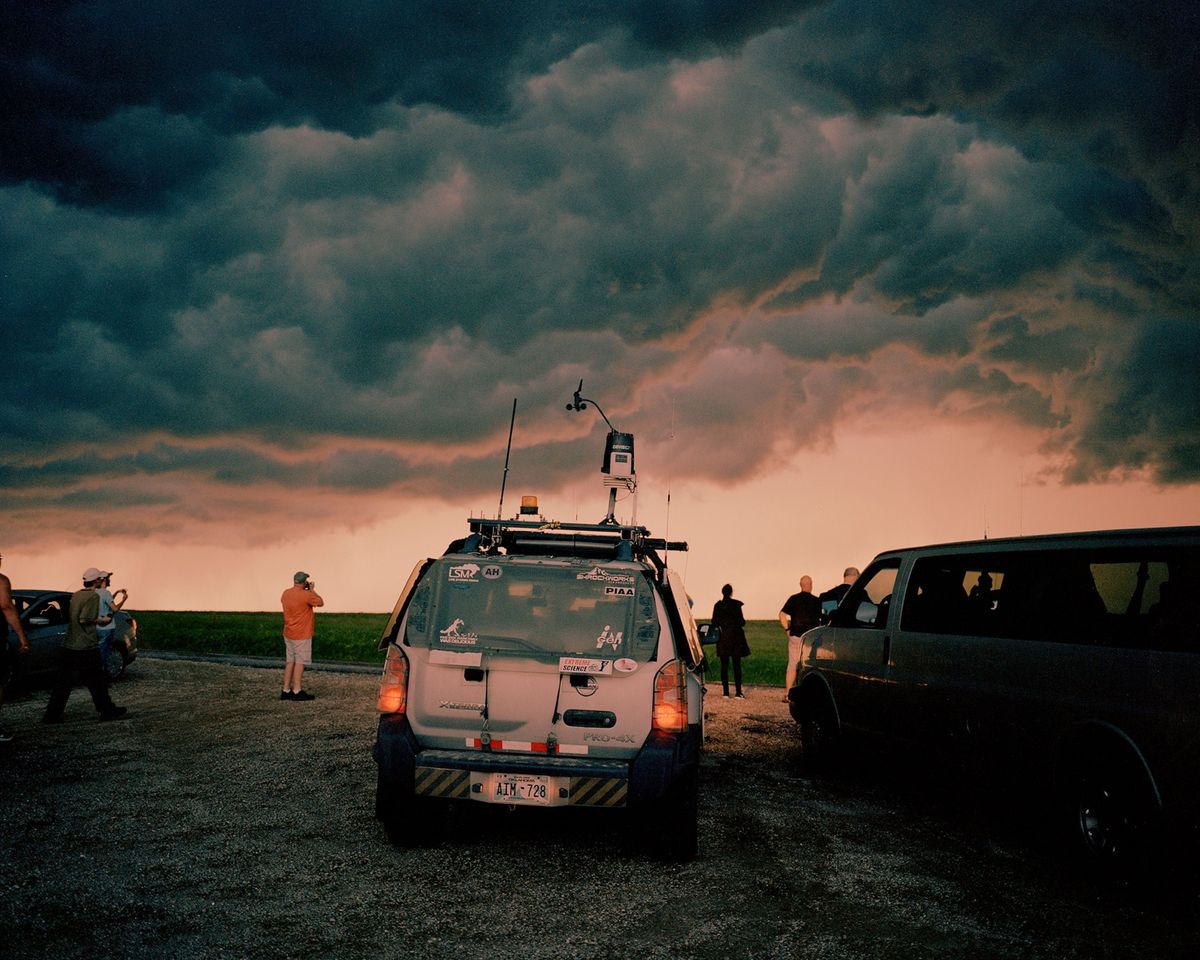 Een groep stormjagers kijkt toe hoe een onweersbui ontstaat bij een klein plaatsje in het midden van de staat Kansas Dergelijke dreigende wolkenluchten lokken elk jaar weer liefhebbers van extreem weer naar de Great Plains maar door de veranderende weerspatronen komt Tornado Alley mogelijk zuidelijker te liggen