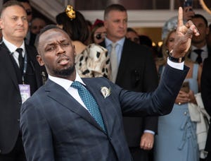 el velocista jamaicano usain bolt posa con traje y corbata durante un acto en melbourne australia