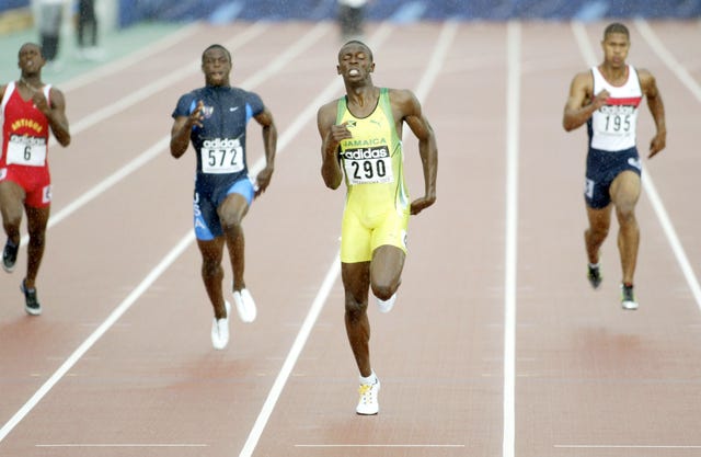 usain bolt gana el oro en los 200m en los mundiales junior