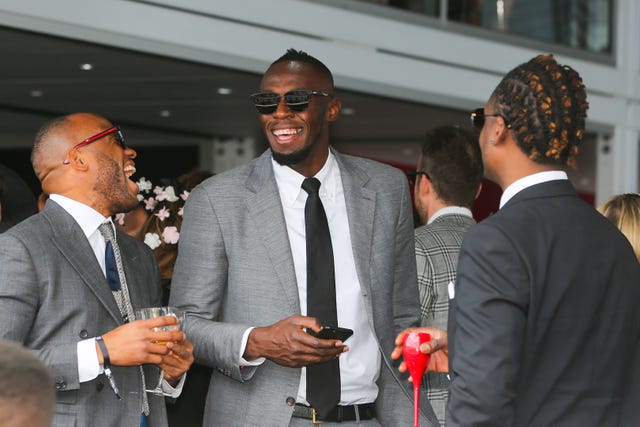 usain bolt se ríe con otras personas en una fiesta en melbourne