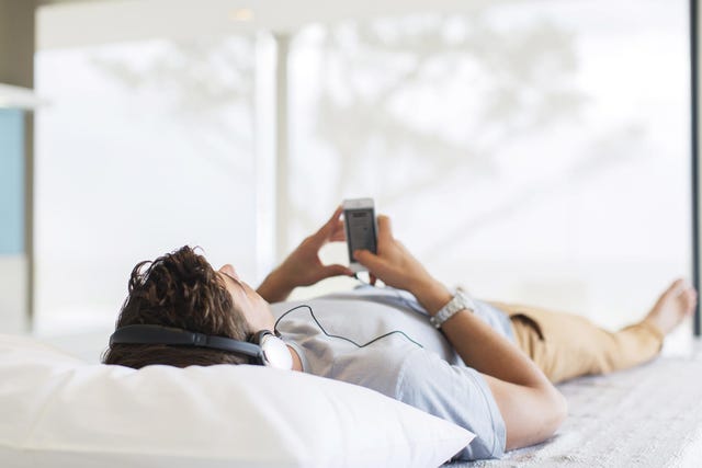 hábitos domésticos dormir con la radio encendida